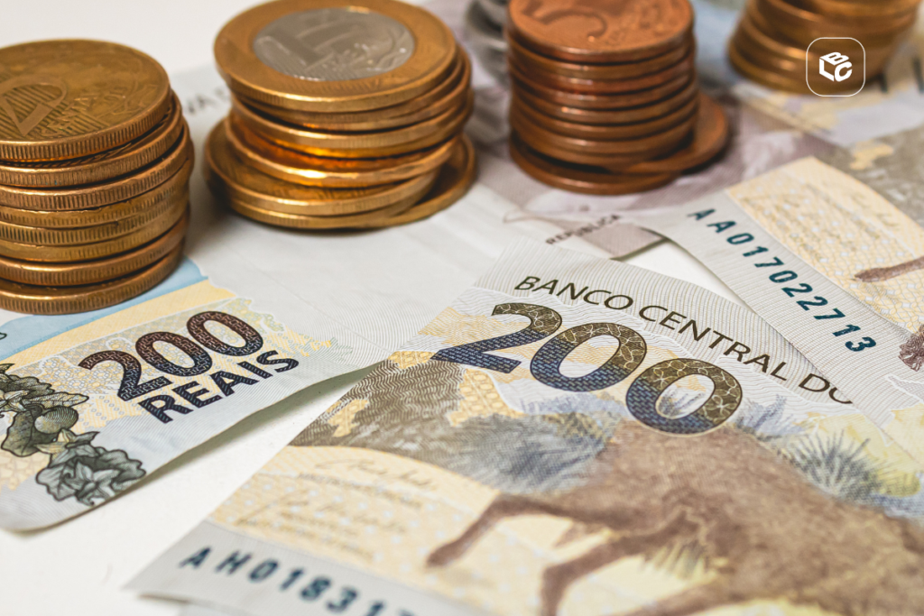 Notas de 200 reais e moedas de real em close-up