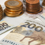 Notas de 200 reais e moedas de real em close-up